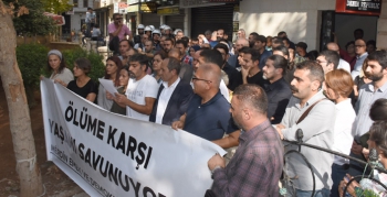 Nusaybin'de basın açıklaması yapan gruba bir vatandaştan Türk bayrağıyla tepki