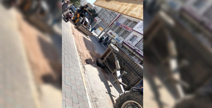 Nusaybin'de çukura kum döken traktör devrildi