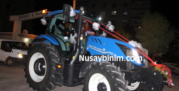 Nusaybin'de damat traktör servisi olunca gelin arabası traktör oldu