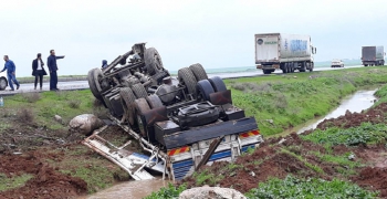 Nusaybin'de devrilen kamyon hurdaya döndü