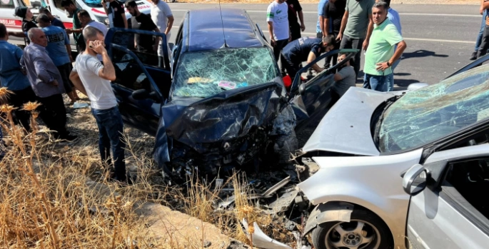Nusaybin’de iki otomobil kafa kafaya çarpıştı, 10 yaralı