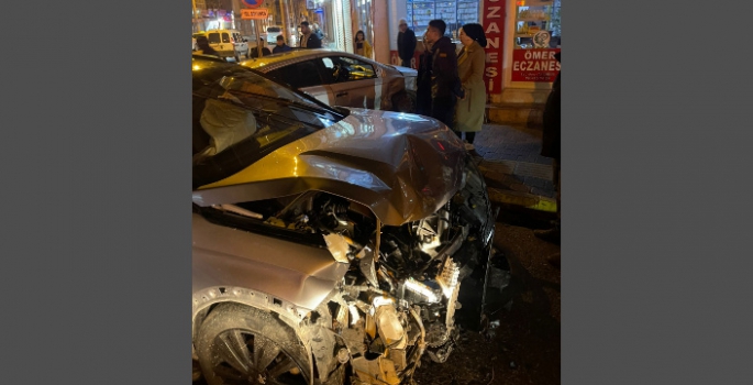 Nusaybin’de iki otomobil kafa kafaya çarpıştı