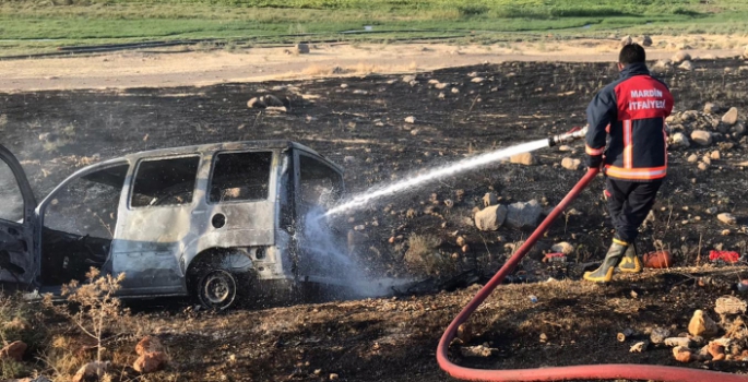 Nusaybin’de seyir halindeki araç yandı