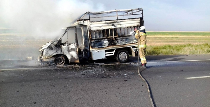 Nusaybin'de seyir halindeki kamyonet alev aldı 