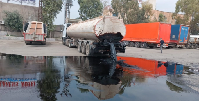 Nusaybin’de tanker kazası, 26 ton akaryakıt yere döküldü