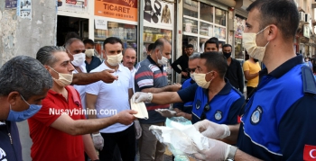 Nusaybin'de vatandaşlara ücretsiz maske dağıtıldı