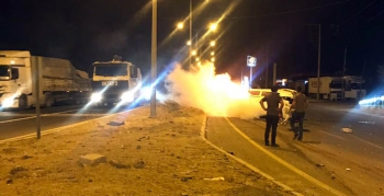Nusaybin'de yanan otomobile TOMA müdahale etti