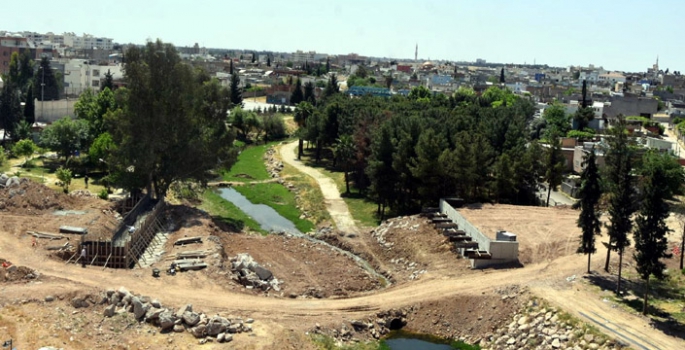 Nusaybin'de yapımı süren iki köprünün ayakları dikildi