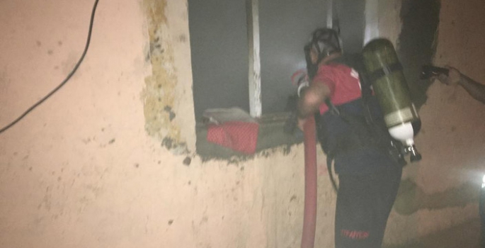 Nusaybin'de yardıma muhtaç ailenin evi yandı, aile ortada kaldı