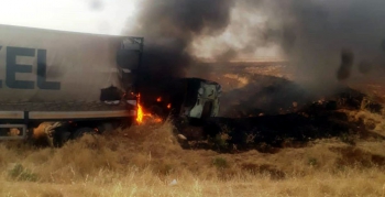 Nusaybin ipek yolunda hareket halindeki tır yandı