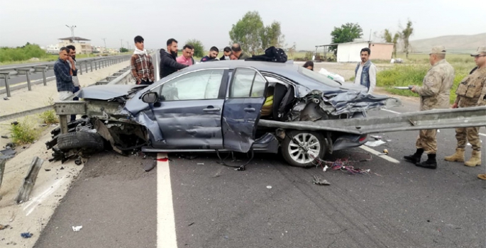 Nusaybin İpek yolunda kaza yapan otomobile bariyerlere saplandı, 3 yaralı
