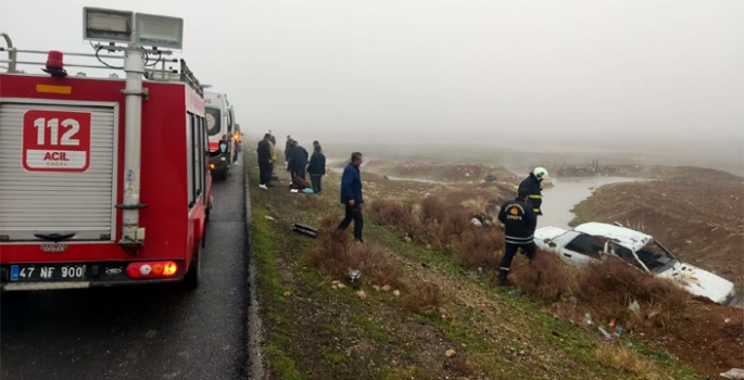 Nusaybin İpek Yolunda yoldan çıkan otomobil su kanalına girdi, 3 yaralı