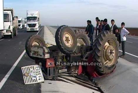 Nusaybin'de kamyon ile traktör çarpıştı: 1 yaralı
