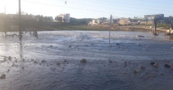 Nusaybin - Midyat yolunda su hattı patladı