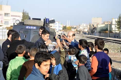 Nusaybin'de polisler çocuklara oyuncak ve çikolata dağıttı