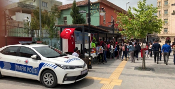 Nusaybin Polisi Cumhuriyet Meydanında 'Trafik' standı açtı