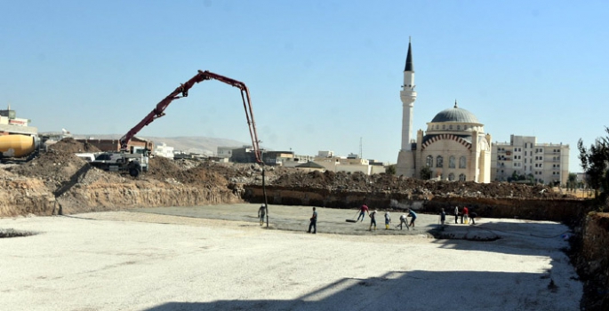 Nusaybin Ticaret Merkezinde temel öncesi grobeton dökümü yapıldı