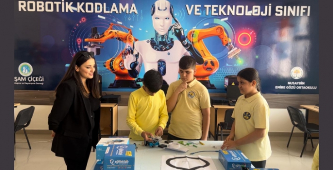 Nusaybinli çocuklar Yaşam Çiçeği Derneğinin kurduğu sınıfta robotik Kodlama öğreniyorlar