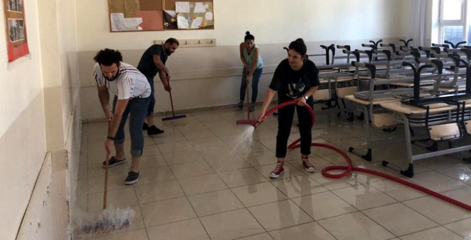 Öğretmenler, öğrencileri için sınıfları yıkıyor