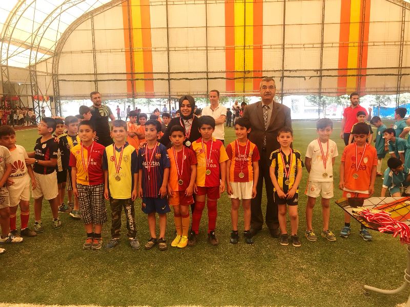 İlkokulu öğrencilerinin kupa sevinci