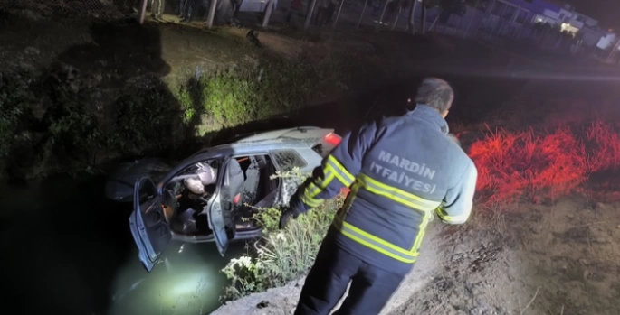 Otomobil sulama kanalına devrildi, 3 yaralı