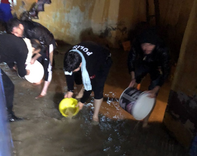 Evleri yağmur suları altında kalan ailenin yardımına polisler yetişti