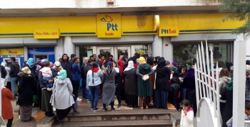 PTT Nusaybin Şubesi önündeki insan yoğunluğu korkutuyor