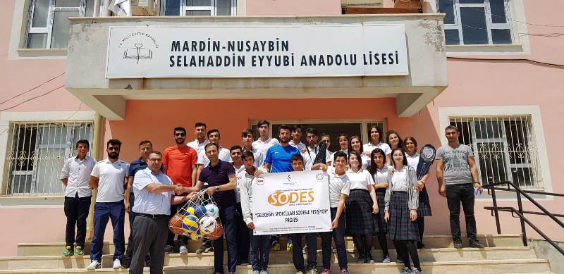 Okullara spor malzemesi dağıtıldı
