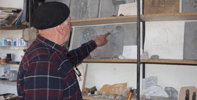 30 yıllık Arkeolog, sönmüş volkanik taşlara Asur tabletlerini işliyor
