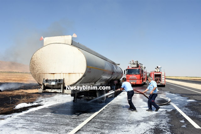 Nusaybin'de ham petrol yüklü tanker yandı
