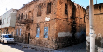 Taşları düşen Hamam sokaktaki tarihi yapı tehlike saçıyor