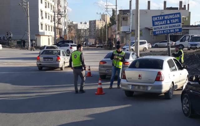 Trafik ekipleri Mardin Yolu Caddesinde radarla hız denetimi yaptı