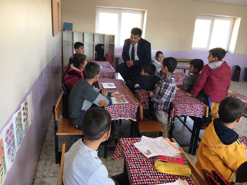 Nusaybin Milli Eğitim Müdürü Çetin Köy Okullarını ziyaret ediyor