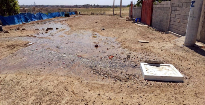 Yenişehir Mahallesinde patlayan su borusu tarlaları balçıka çevirdi