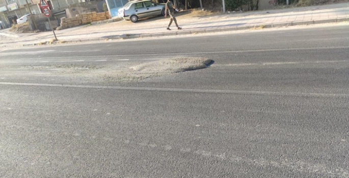 Nusaybin İpek yolunda yola dökülen beton tehlike saçıyor