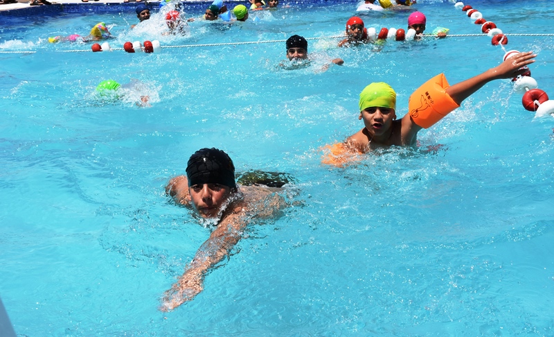 Nusaybin Belediyesinin yüzme kursu büyük ilgi görüyor