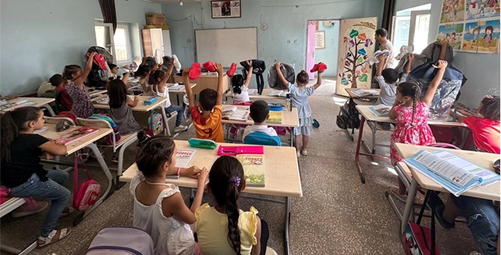 Kartmin-Derden 3 köy okulu öğrencilerine kırtasiye desteği