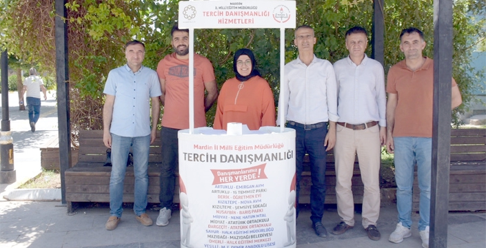 Milli Eğitim Cumhuriyet Meydanına LGS Tercih Danışmanlığı Standı Kurdu