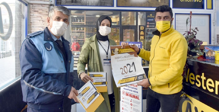 Nusaybin'de 2021 Yılı Takvimleri Vatandaşlara dağıtıldı