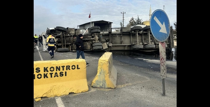 Nusaybin’de akaryakıt yüklü tanker kontrol noktasındaki beton bariyere çarparak devrildi
