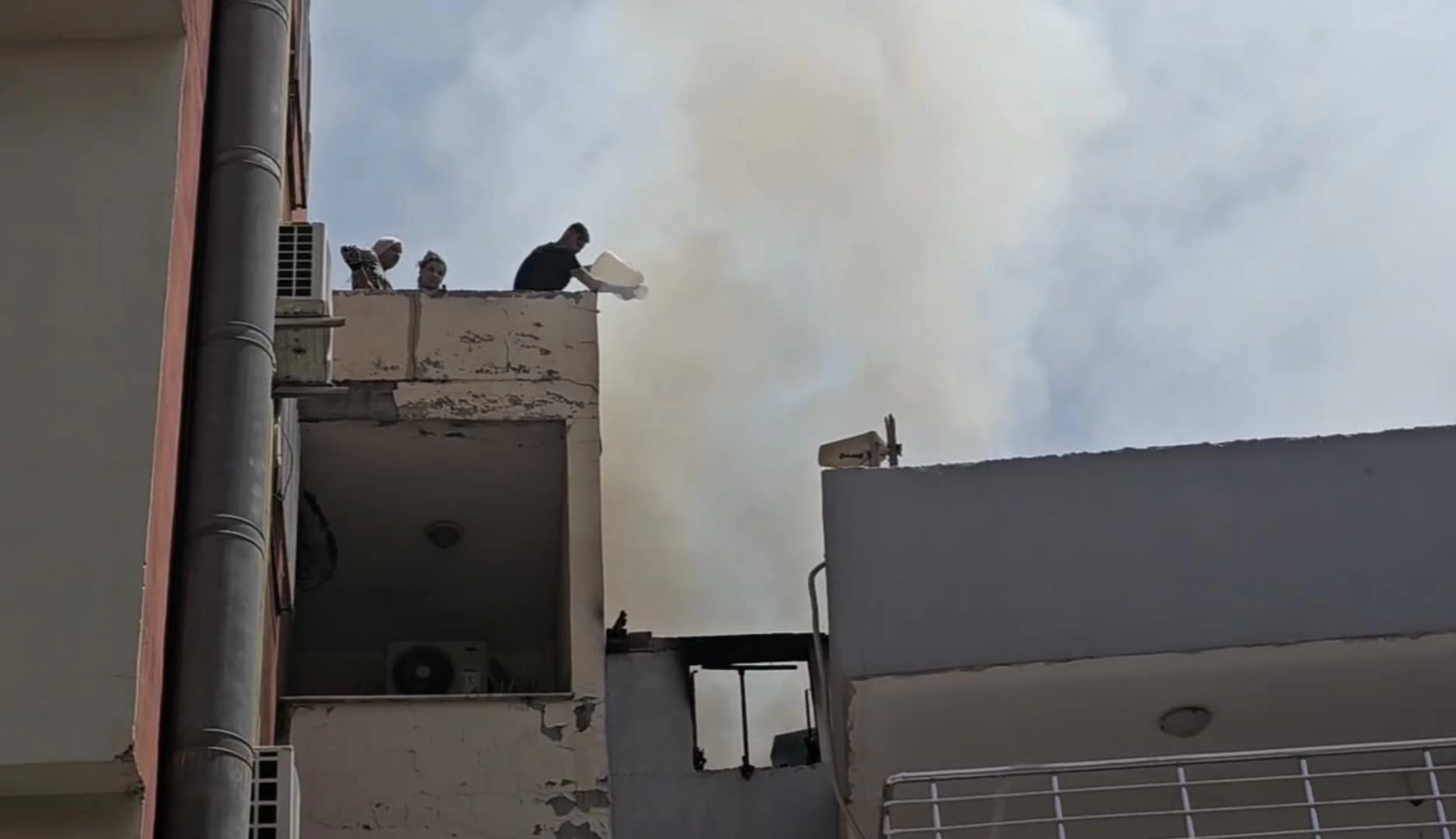 Nusaybin’de apartman damında yangın paniğe yol açtı