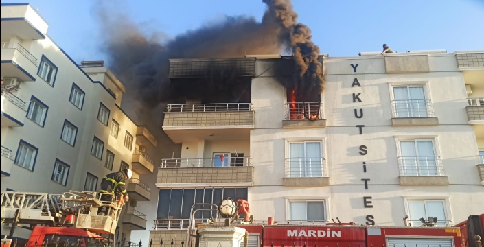 Nusaybin'de binanın son katında yangın çıktı
