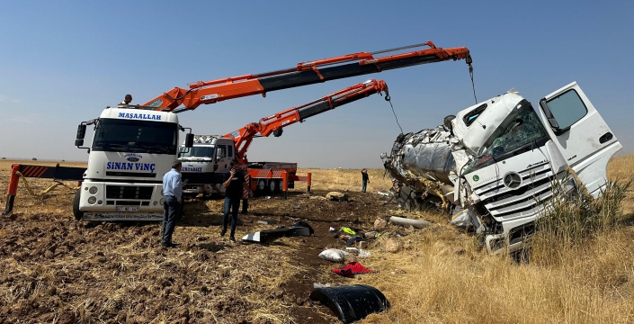 Nusaybin'de bitkisel yağ yüklü tanker devrildi, 1 yaralı