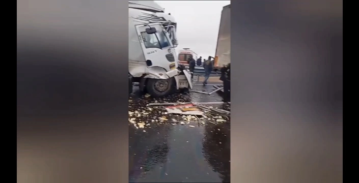 Nusaybin’de demir boru yüklü tır, önündeki tıra çarptı, 1 yaralı