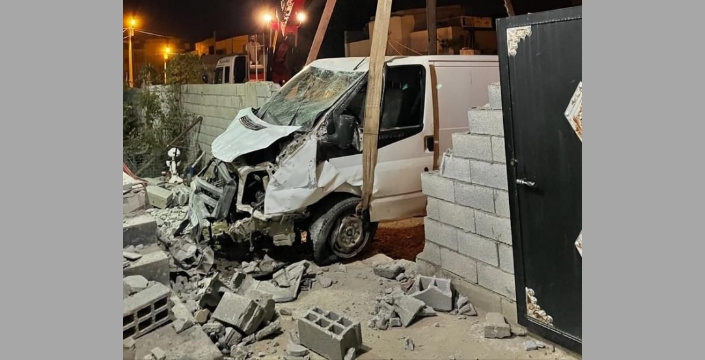 Nusaybin’de kaza yapan minibüs evin avlusuna girdi, 2 yaralı