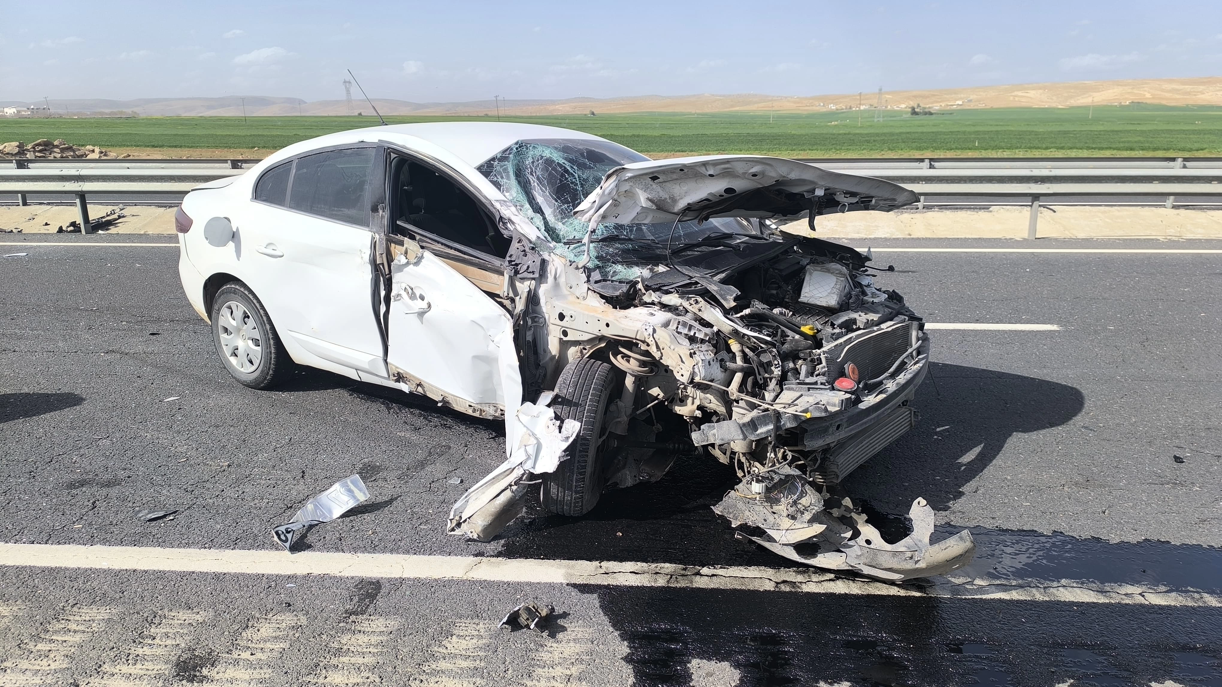 Nusaybin’de Otomobil Demir Bariyerlere Çarptı: 1 Yaralı