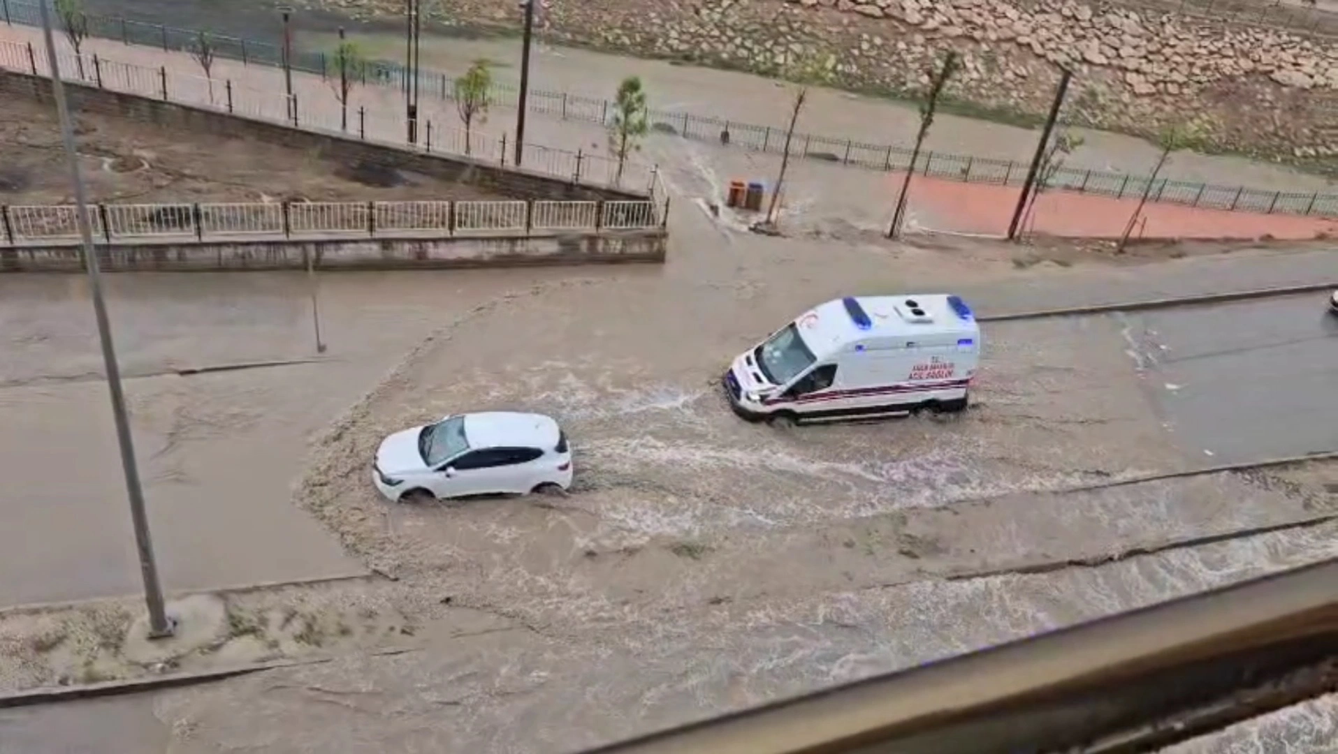 Nusaybin’de Sağanak Yağış Hayatı Olumsuz Etkiledi