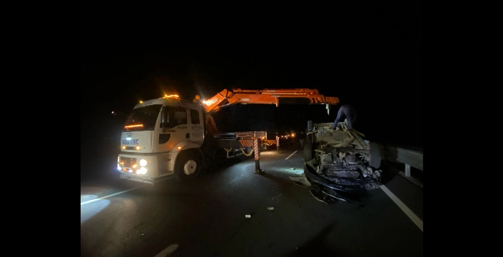 Nusaybin’de TIR’dan Düşen Demire Çarpan Otomobil Takla Attı: 3 Yaralı