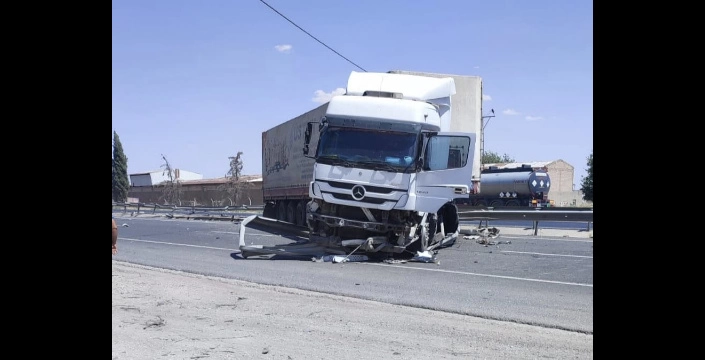 Nusaybin’de TIR demir bariyerlere çarptı: 1 yaralı