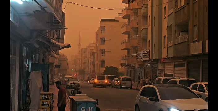 Nusaybin'de Toz Fırtınası: Berber Esnafının Camları Kırıldı